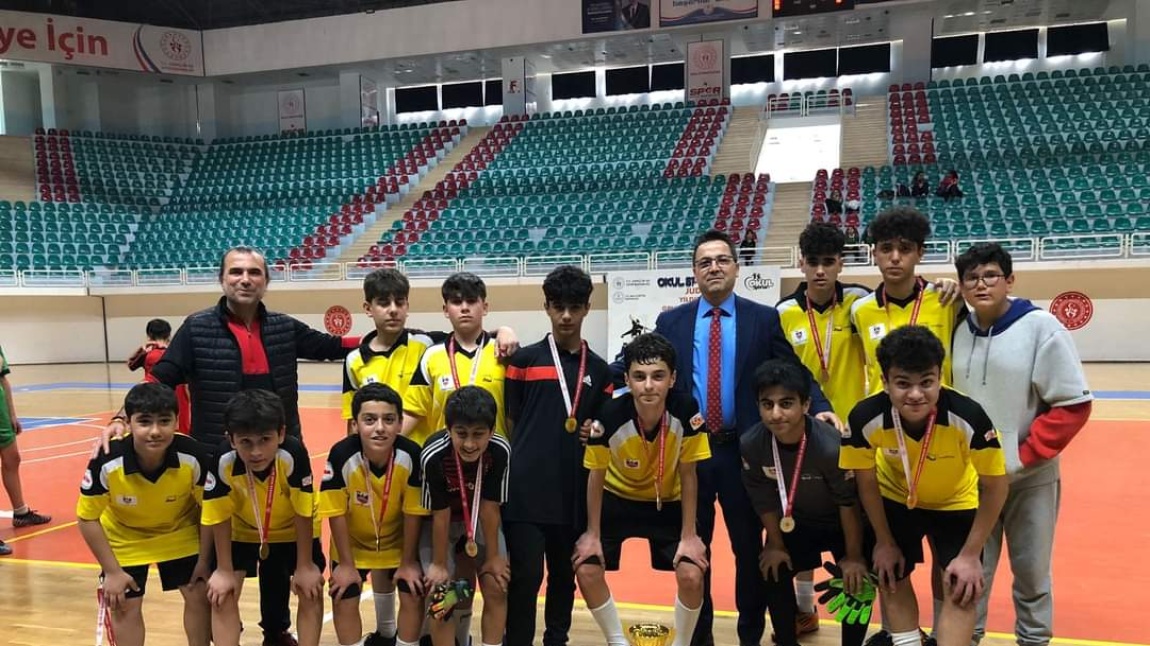 Okul Futsal takımımız   Diyarbakır şampiyonu olmuştur. İlimizi Türkiye yarı finallerinde temsil edecek. Tüm öğrencileri ve onlara hocalık yapan Ali Rıza hocama teşekkür eder başarılarının devamını dileriz